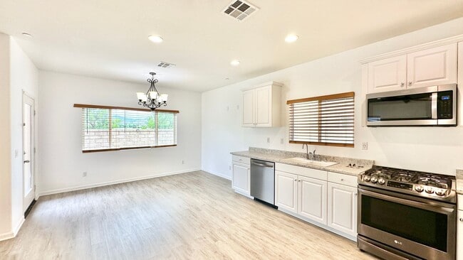 Building Photo - Beautiful Two-Story Home in the Newer Community of Horse Creek Ridge in Fallbrook!
