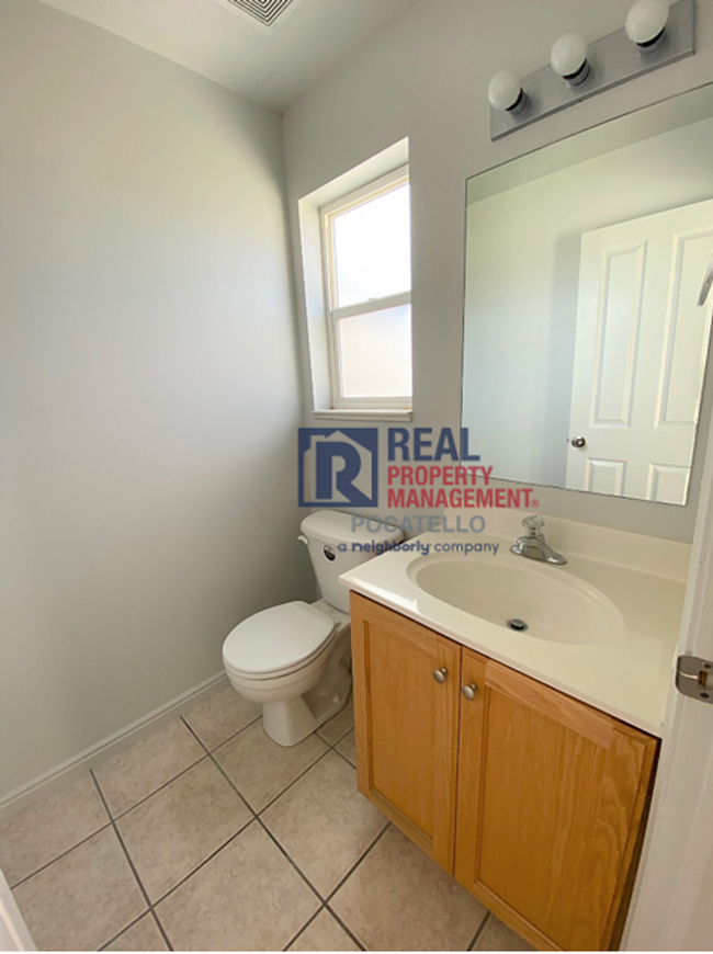 Building Photo - MOVE IN SPECIAL - 2 Bed 1.5 Bath Town Home...