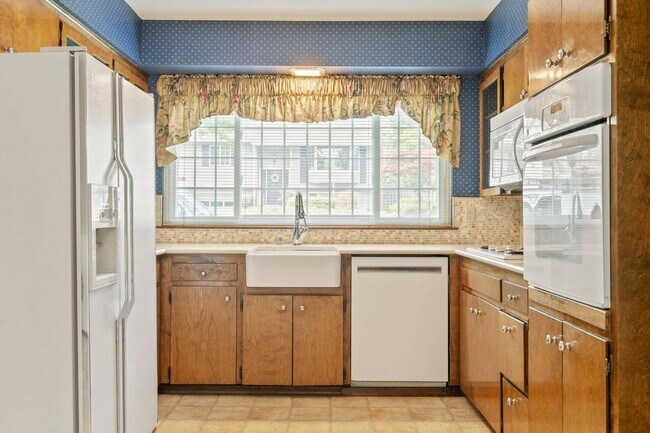 Building Photo - Spacious, well-cared for 4-bdrm/3-bath split-level—Family/laundry rooms, backyard, garage