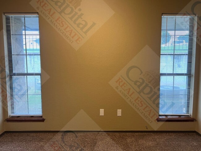 Building Photo - 2 Bedroom Duplex