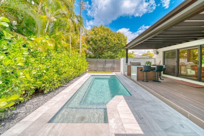 Building Photo - 1940 SW 32nd Pl