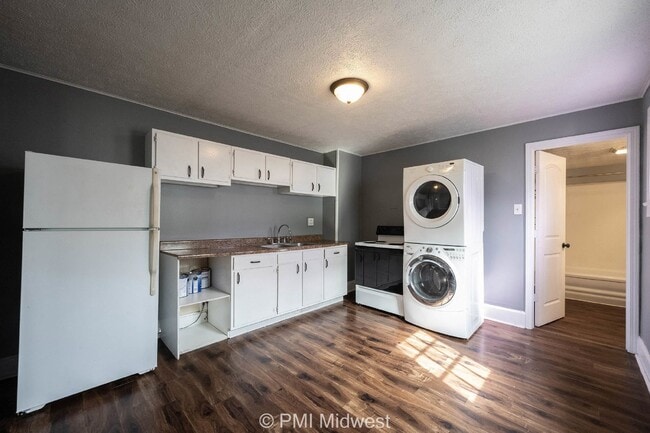 Building Photo - Charming 2 Bed Duplex in Indianapolis with Spacious Layout and Prime Location!