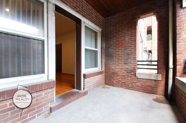 Building Photo - Beautiful Logan Square Apartments!