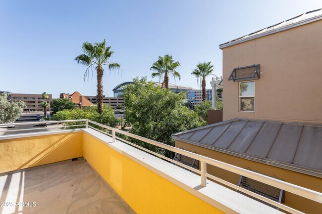 Building Photo - 706 E Washington St