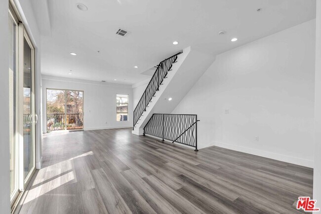 Building Photo - 6006 Klump Ave