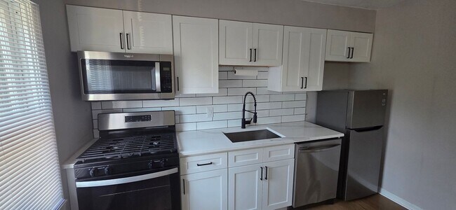 Building Photo - "Chic 1-Bedroom Condo: Your Ideal Home in ...