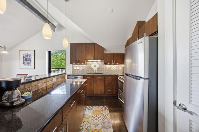 Building Photo - 261 S Limestone