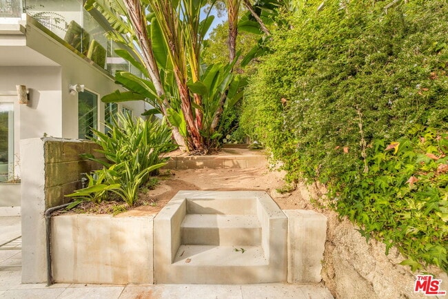 Building Photo - 1588 N Doheny Dr