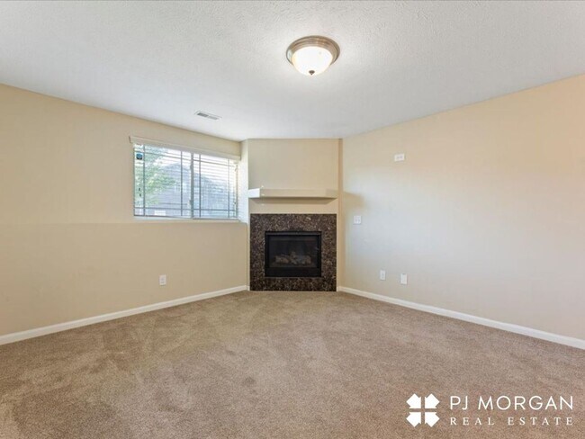 Building Photo - 3 Bedroom , 2 Bathroom House - Available I...