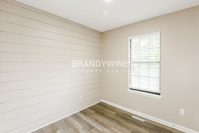 Building Photo - 521 SE Onyx Dr