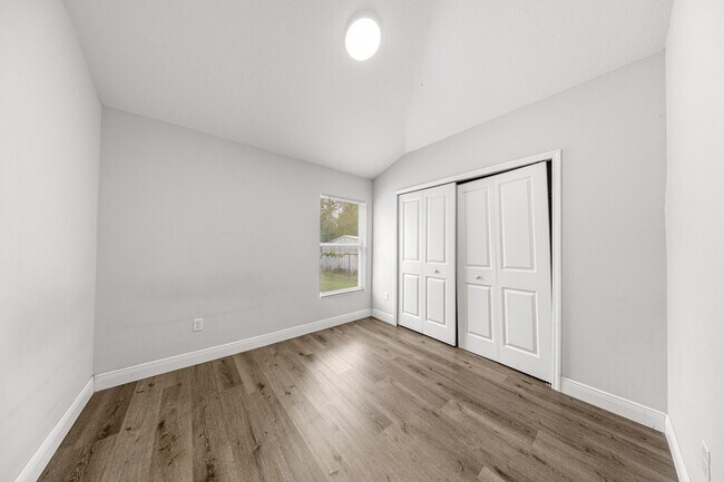 Building Photo - 5872 NW 2nd Pl