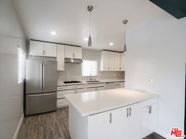 Building Photo - 1109 S Serrano Ave