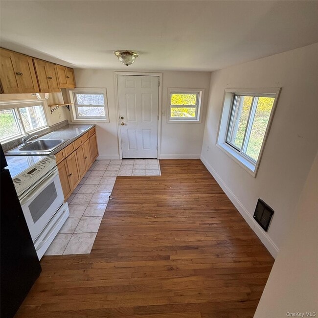 Building Photo - 31 Firwood Rd S