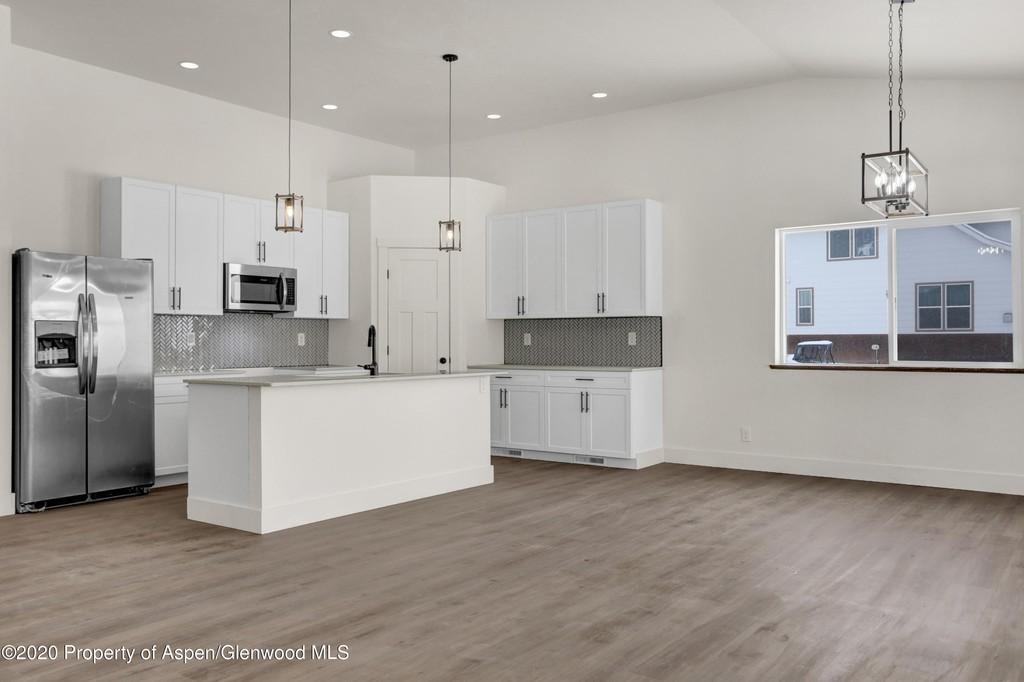 Kitchen with island and pantry - 340 Lake View Rd