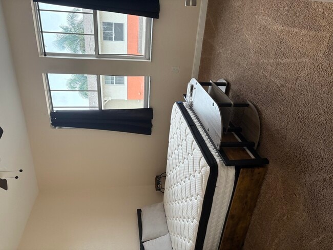 Building Photo - 833 Millbrae Ct