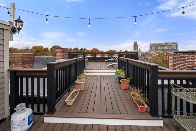 Building Photo - 1011 Beacon St