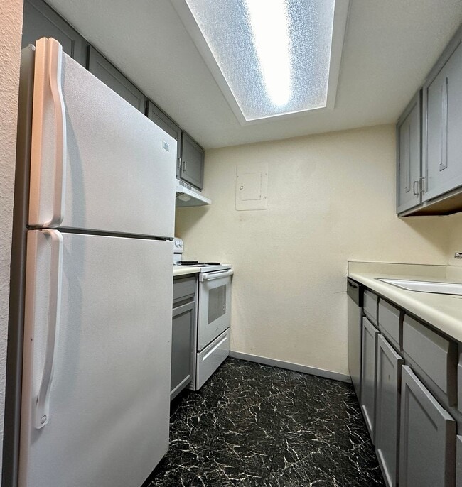 Building Photo - Nice 1 Bedroom 1 Bathroom Condo in Golden with Pool!! Available Mid December!!