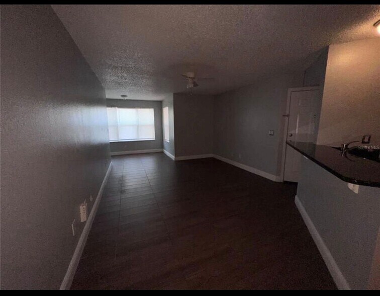 Living - 4658 Commander Dr