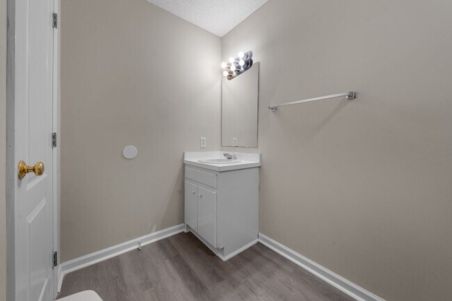 Building Photo - 111 Henley Pl