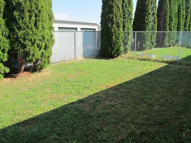 Building Photo - **Winter Special** 2 bed 1 bath duplex