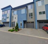 Building Photo - Stunning Contemporary Townhouse-Lynnwood
