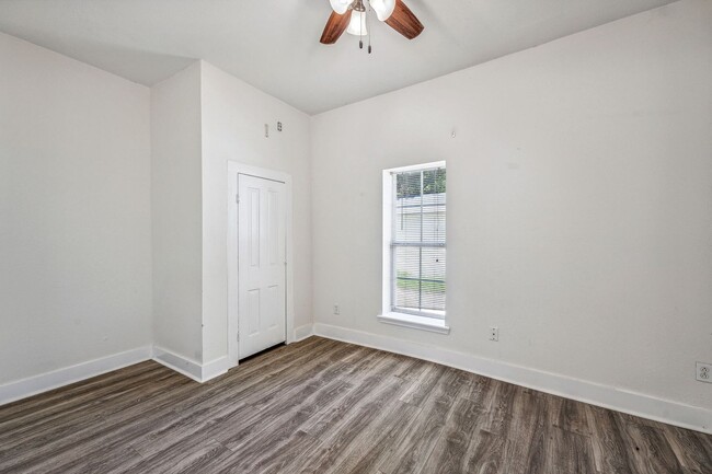 Building Photo - 562 N Race