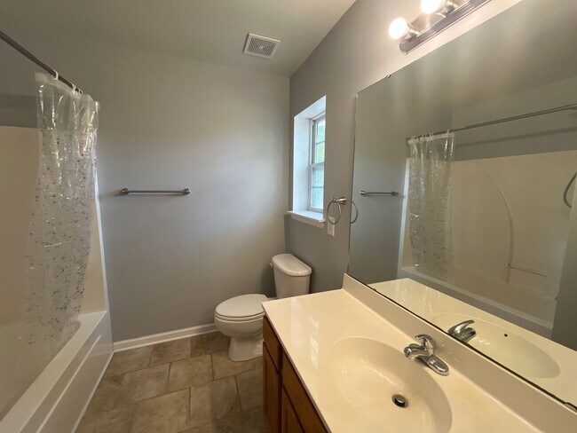 Building Photo - Pristine 2Br 2.5Ba in Persimmon Hill