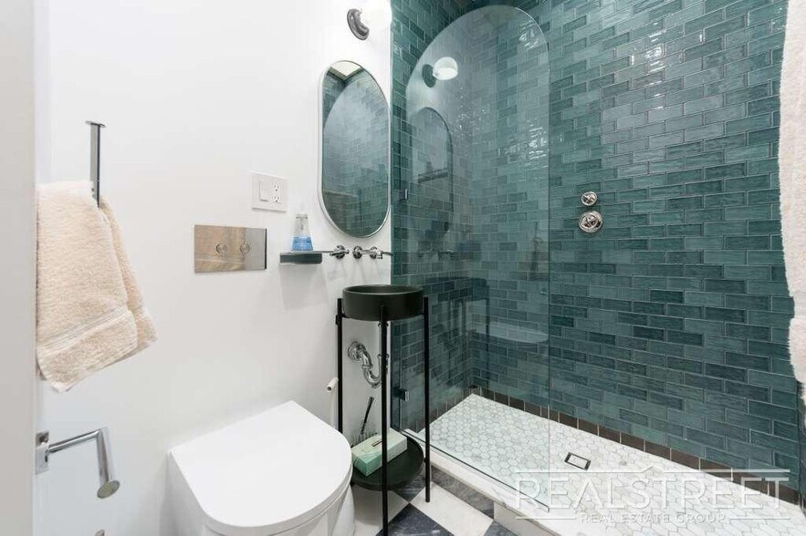 Building Photo - Refined Top-Floor 3-Bed Home in a Restored...