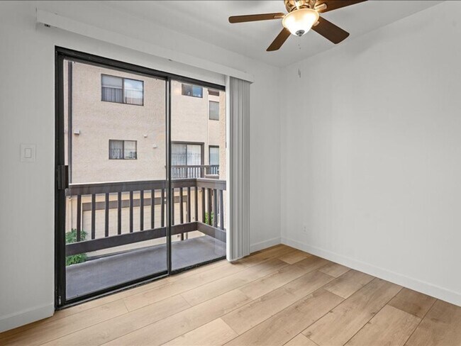 Building Photo - Spacious 3Beds+2.5Baths Townhouse With A B...