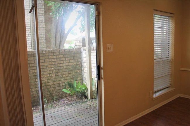 Building Photo - 11201 Lynbrook Dr