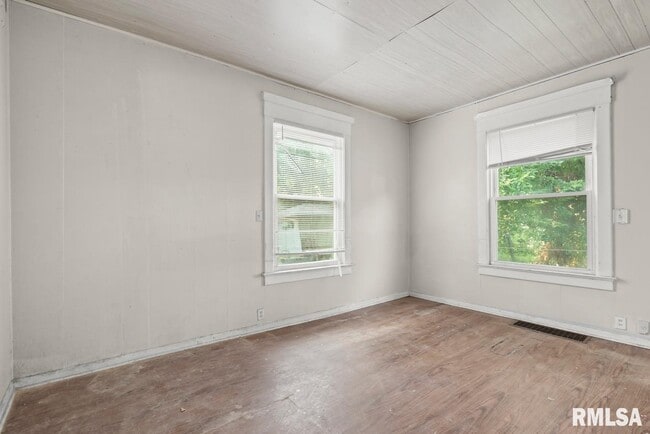 Building Photo - 1301 W Parkside Dr