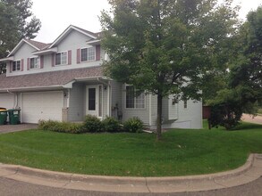 Building Photo - End Unit 3 bed finished basement Town Home
