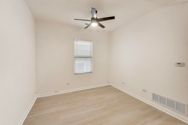 Building Photo - 912 N Ashland Ave