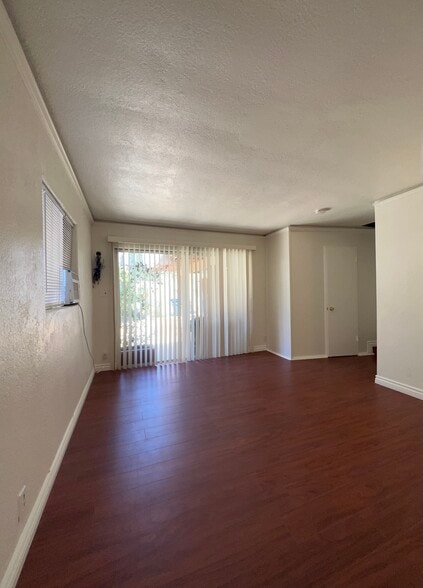Master bedroom - 8731 Colbath Ave