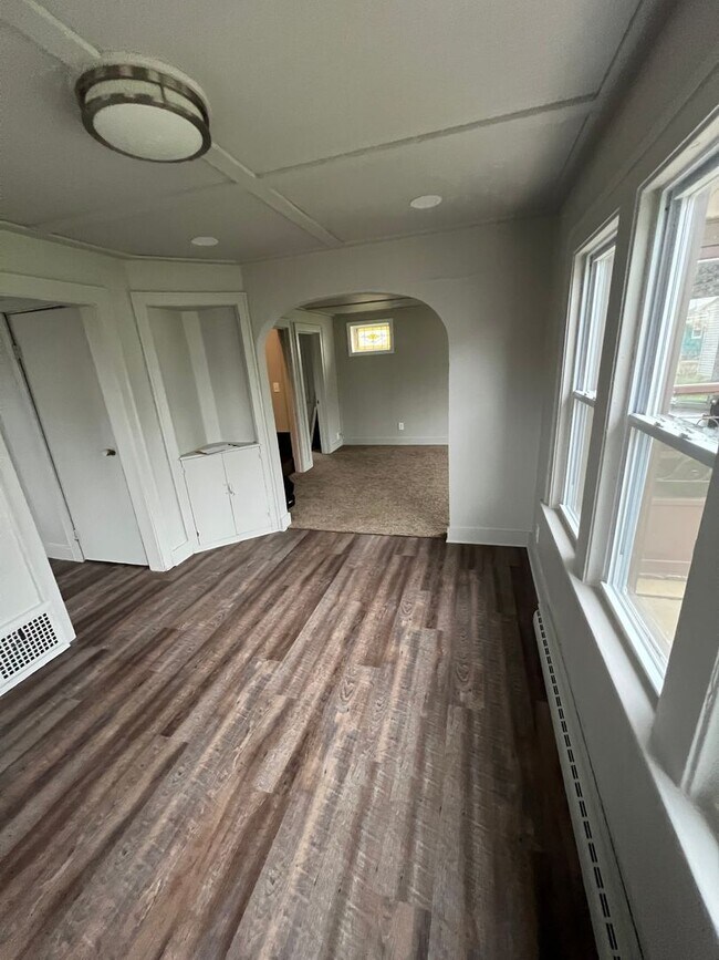 Building Photo - 3 Bedroom Single Family