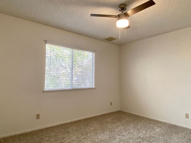 Building Photo - 736NO