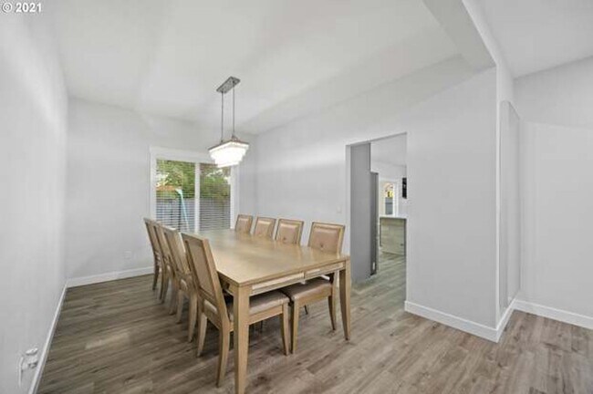 Building Photo - 4 Bedroom 2.5 Bath Home Recently Updated with Modern Finishes