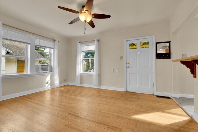Building Photo - 3 Bedroom 2 Bathroom Home Available August 7th!