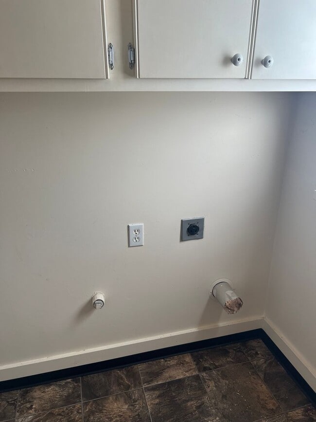 Building Photo - 2BED 1BATH - FENCED YARD, WASHER DRYER HOOKUP, STORAGE SHED, NEAR DOWNTOWN