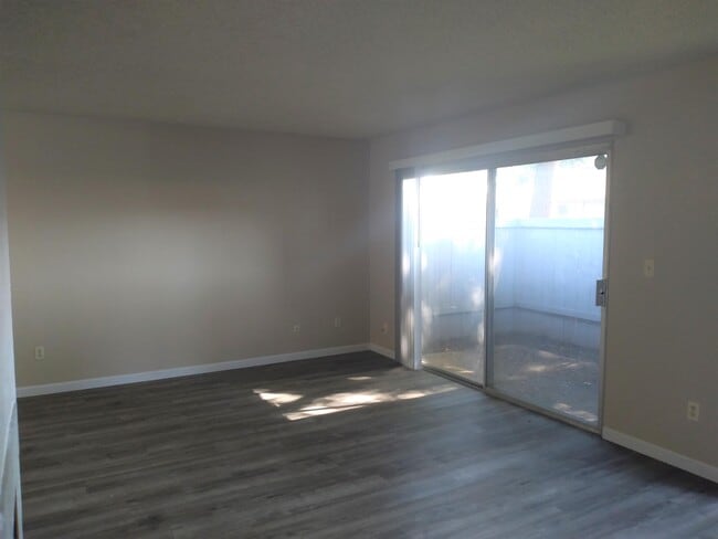 Building Photo - 4504 N Valentine Ave