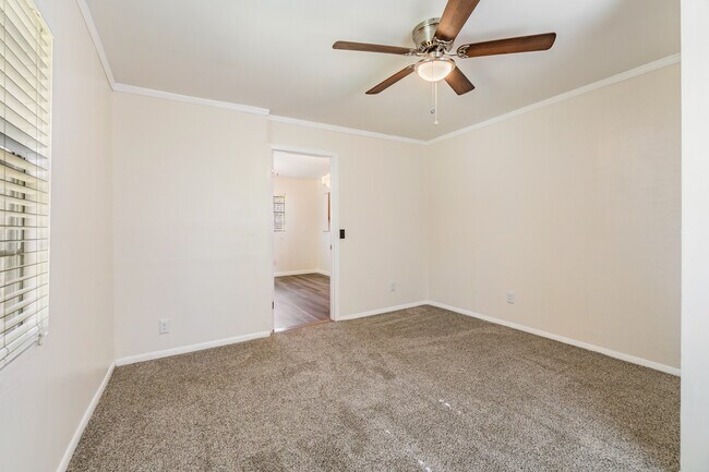 Building Photo - 810 W Minnehaha St