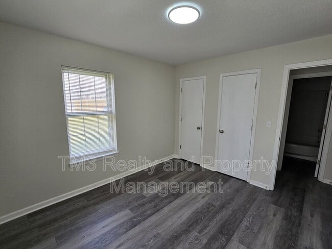 Building Photo - 1602 E Kansas City Rd