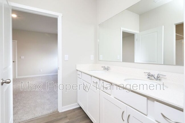 Building Photo - 2706 NW 30th Ln