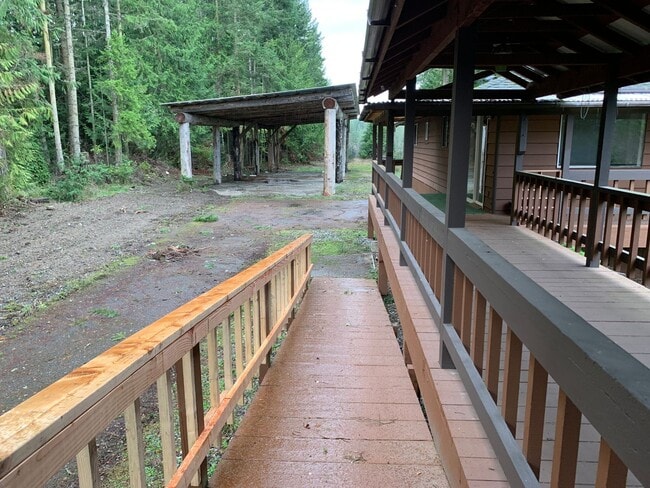 Building Photo - **Daisey King **