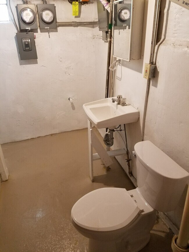 Building Photo - 1002 Burr