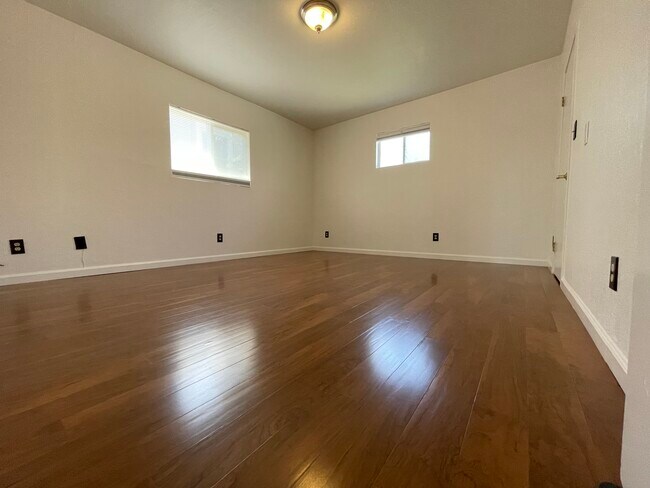 Building Photo - 302 Laurel St