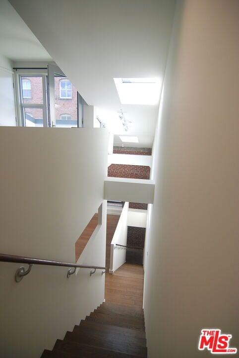 Building Photo - 940 E 2nd St