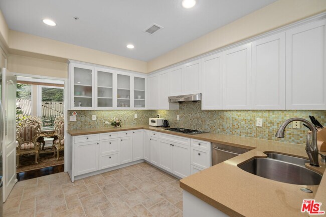Building Photo - 682 Palisades Dr