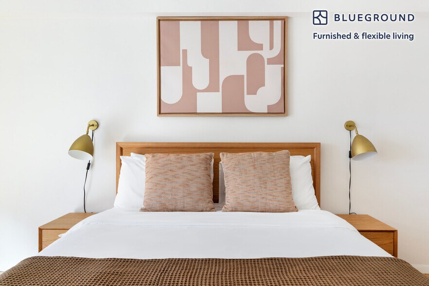 Building Photo - 300 E 51st St