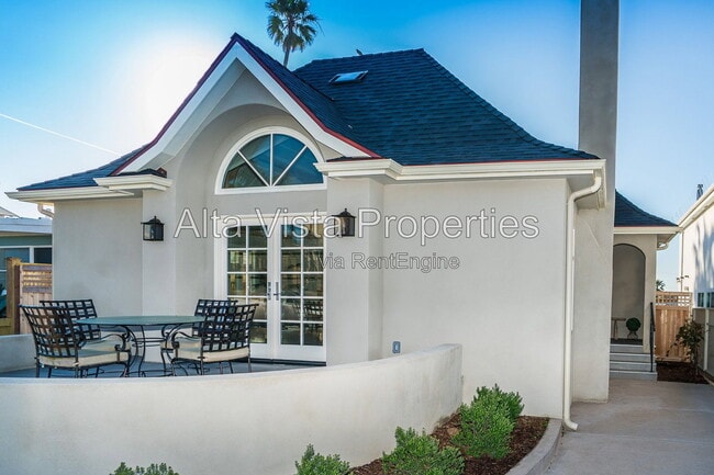 Building Photo - 5606 Dolphin Pl